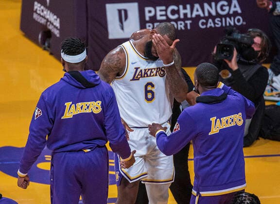November 28, 2021, Los Angeles, California, USA: LeBron James 6 of the Los Angeles Lakers gets hit in the face after putting up a layup during their regular season NBA, Basketball Herren, USA game with the Detroit Pistons on Sunday November 28, 2021 at the Staples Center in Los Angeles, California. Lakers defeat Pistons, 110-106. PI Los Angeles USA - ZUMAp124 20211128_zaa_p124_029 Copyright: xJAVIERxROJASx