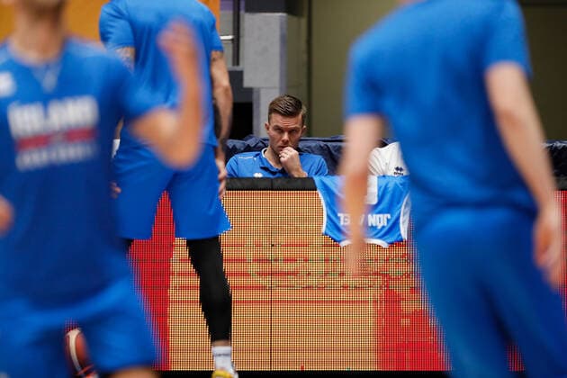 Basketball, WM Quali, Island - Russland Russia V Iceland - FIBA Basketball World Cup 2023 Qualifiers Martin Hermannsson (C) of Iceland looks at teammates during the warm-up ahead of the FIBA Basketball World Cup 2023 Qualifying Tournament match between Russia and Iceland on November 29, 2021 at Yubileyny Sports Palace in Saint Petersburg, Russia. Saint Petersburg Russia  Copyright: xMikexKireevx originalFilename:kireev-notitle211129_npgoc.jpg