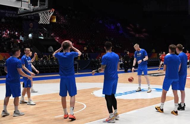 Basketball, WM Quali, Island - Russland Russia Basketball 2023 World Cup Qualifiers Iceland - Russia 6708379 29.11.2021 Iceland s players warm up before the Basketball World Cup 2023 qualifying match between Iceland and Russia at Yubileyniy Complex in St. Petersburg, Russia. Alexei Danichev Sputnik St. Petersburg Russia  Copyright: xAlexeixDanichevx