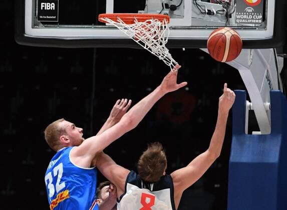 Basketball, WM Quali, Island - Russland Russia Basketball 2023 World Cup Qualifiers Iceland - Russia 6708429 29.11.2021 Russia?s Vladimir Ivlev tries to score a goal against Iceland?s Tryggvi Hlinason during the Basketball World Cup 2023 qualifying match between Iceland and Russia at Yubileyniy Complex in St. Petersburg, Russia. Alexei Danichev Sputnik St. Petersburg Russia  Copyright: xAlexeixDanichevx