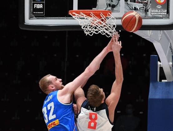 Basketball, WM Quali, Island - Russland Russia Basketball 2023 World Cup Qualifiers Iceland - Russia 6708440 29.11.2021 Russia?s Vladimir Ivlev tries to score a goal against Iceland?s Tryggvi Hlinason during the Basketball World Cup 2023 qualifying match between Iceland and Russia at Yubileyniy Complex in St. Petersburg, Russia. Alexei Danichev Sputnik St. Petersburg Russia  Copyright: xAlexeixDanichevx