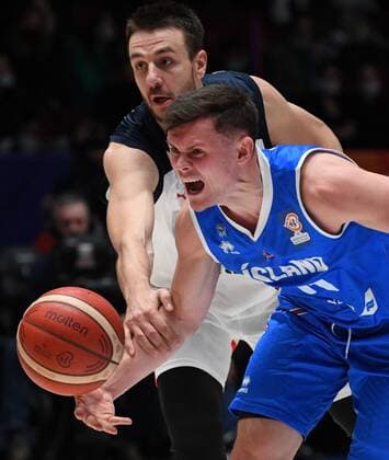 Basketball, WM Quali, Island - Russland Russia Basketball 2023 World Cup Qualifiers Iceland - Russia 6708468 29.11.2021 Russia?s Stas Ilnitskiy and Iceland?s Olafur Olafsson struggle for the ball during the Basketball World Cup 2023 qualifying match between Iceland and Russia at Yubileyniy Complex in St. Petersburg, Russia. Alexei Danichev Sputnik St. Petersburg Russia  Copyright: xAlexeixDanichevx