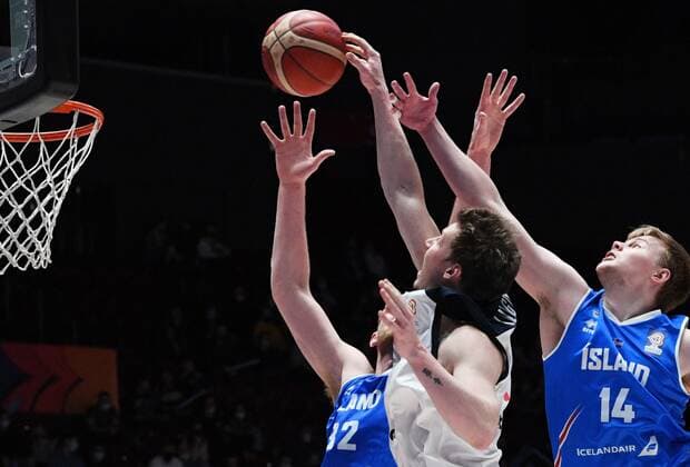 Basketball, WM Quali, Island - Russland Russia Basketball 2023 World Cup Qualifiers Iceland - Russia 6708480 29.11.2021 Iceland?s Tryggvi Hlinason, Russia s Dmitry Kulagin and Iceland?s Kristinn Palsson struggle for the ball during the Basketball World Cup 2023 qualifying match between Iceland and Russia at Yubileyniy Complex in St. Petersburg, Russia. Alexei Danichev Sputnik St. Petersburg Russia  Copyright: xAlexeixDanichevx