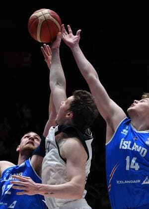 Basketball, WM Quali, Island - Russland Russia Basketball 2023 World Cup Qualifiers Iceland - Russia 6708481 29.11.2021 Iceland?s Tryggvi Hlinason, Russia s Dmitry Kulagin and Iceland?s Kristinn Palsson struggle for the ball during the Basketball World Cup 2023 qualifying match between Iceland and Russia at Yubileyniy Complex in St. Petersburg, Russia. Alexei Danichev Sputnik St. Petersburg Russia  Copyright: xAlexeixDanichevx
