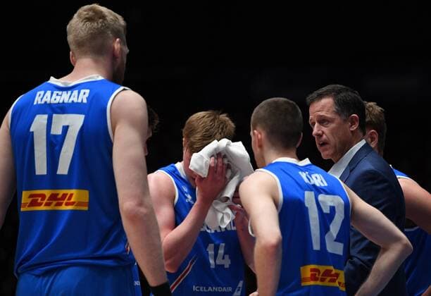 Basketball, WM Quali, Island - Russland Russia Basketball 2023 World Cup Qualifiers Iceland - Russia 6708497 29.11.2021 Iceland s head coach Craig Pedersen instructs his team during the Basketball World Cup 2023 qualifying match between Iceland and Russia at Yubileyniy Complex in St. Petersburg, Russia. Alexei Danichev Sputnik St. Petersburg Russia  Copyright: xAlexeixDanichevx