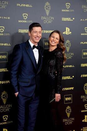 Sport Themen der Woche KW48 Sport Bilder des Tages Fußball, Ballon d Or Gala in Paris Robert Lewandowski et sa femme Anna Lewandowska CELEBRITES : Ceremonie du Ballon d Or 2021 - Paris - 29 11 2021 JBAutissier Panoramic 
