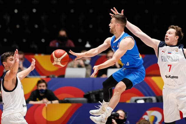 Sport Bilder des Tages Basketball, WM Quali, Island - Russland Russia V Iceland - FIBA Basketball World Cup 2023 Qualifiers Aegir Thor Steinarsson (C) of Iceland in action against Anton Astapkovich (L) and Dmitry Kulagin of Russia during the FIBA Basketball World Cup 2023 Qualifying Tournament match between Russia and Iceland on November 29, 2021 at Yubileyny Sports Palace in Saint Petersburg, Russia. Saint Petersburg Russia  Copyright: xMikexKireevx originalFilename:kireev-notitle211129_npYyE.jpg