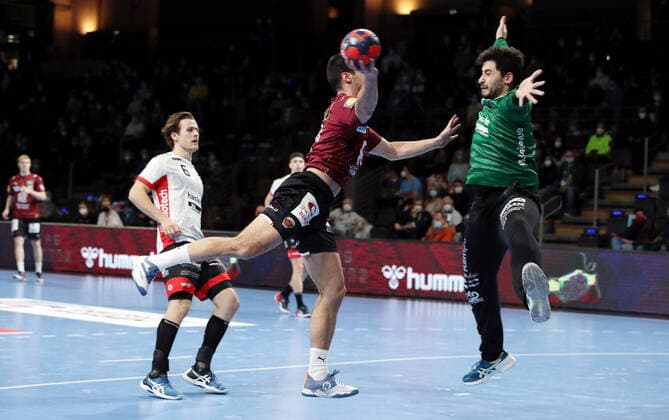 Milos Vujovic, Goalkeeper Yahav Shamir Action Game Scene Duel Sport Handball Euroleague European League Men Season 2021 2022 30 11 2021 Füchse Berlin vs Pfadi Winterthur