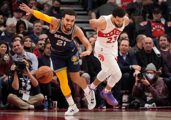 November 30, 2021, TORONTO, ON, CANADA: Memphis Grizzlies guard Tyus Jones (21) feet get caught up with Toronto Raptors guard Fred VanVleet (23) during first half NBA, Basketball Herren, USA basketball action in Toronto on Tuesday, November 30, 2021. Canada News - November 30, 2021  - ZUMAc35_ 20211130_zaf_c35_090 Copyright: xNathanxDenettex