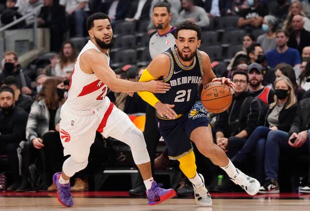 November 30, 2021, TORONTO, ON, CANADA: Memphis Grizzlies guard Tyus Jones (21) drives past Toronto Raptors guard Fred VanVleet (23) during first half NBA, Basketball Herren, USA basketball action in Toronto on Tuesday, November 30, 2021. Canada News - November 30, 2021  - ZUMAc35_ 20211130_zaf_c35_091 Copyright: xNathanxDenettex