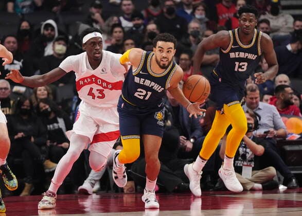 November 30, 2021, TORONTO, ON, CANADA: Memphis Grizzlies guard Tyus Jones (21) looks up court as Toronto Raptors forward Pascal Siakam (43) and Grizzlies forward Jaren Jackson Jr. (13) look on during first half NBA, Basketball Herren, USA basketball action in Toronto on Tuesday, November 30, 2021. Canada News - November 30, 2021  - ZUMAc35_ 20211130_zaf_c35_092 Copyright: xNathanxDenettex