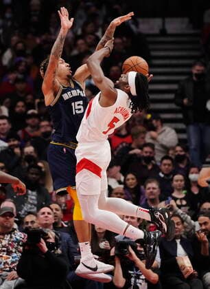November 30, 2021, TORONTO, ON, CANADA: Toronto Raptors forward Precious Achiuwa (5) drives as Memphis Grizzlies forward Brandon Clarke (15) defends during first half NBA, Basketball Herren, USA basketball action in Toronto on Tuesday, November 30, 2021. Canada News - November 30, 2021  - ZUMAc35_ 20211130_zaf_c35_096 Copyright: xNathanxDenettex