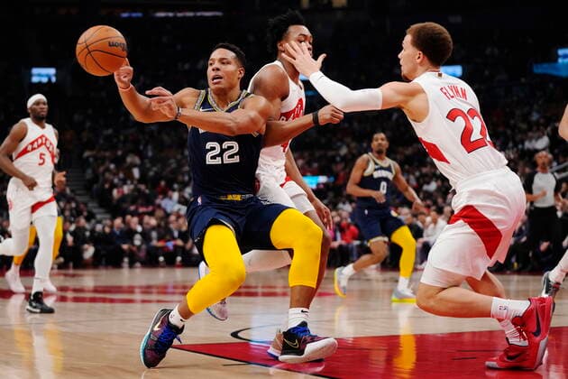 November 30, 2021, TORONTO, ON, CANADA: Memphis Grizzlies guard Desmond Bane (22) passes the ball as Toronto Raptors guard Malachi Flynn (22) defends during first half NBA, Basketball Herren, USA basketball action in Toronto on Tuesday, November 30, 2021. Canada News - November 30, 2021  - ZUMAc35_ 20211130_zaf_c35_094 Copyright: xNathanxDenettex