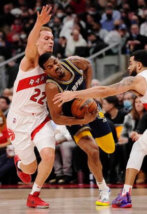 November 30, 2021, TORONTO, ON, CANADA: Memphis Grizzlies guard De Anthony Melton (0) drives between Toronto Raptors guard Malachi Flynn (22) and Toronto Raptors guard Fred VanVleet (23) during first half NBA, Basketball Herren, USA basketball action in Toronto on Tuesday, November 30, 2021. Canada News - November 30, 2021  - ZUMAc35_ 20211130_zaf_c35_097 Copyright: xNathanxDenettex