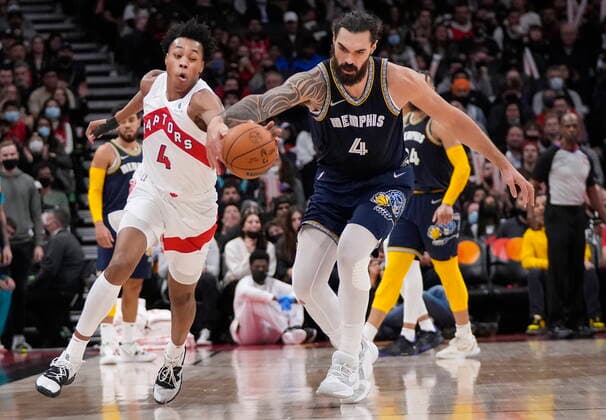 November 30, 2021, TORONTO, ON, CANADA: Toronto Raptors forward Scottie Barnes (4) steals the ball from Memphis Grizzlies centre Steven Adams (4) during second half NBA, Basketball Herren, USA basketball action in Toronto on Tuesday, November 30, 2021. Canada News - November 30, 2021  - ZUMAc35_ 20211130_zaf_c35_103 Copyright: xNathanxDenettex