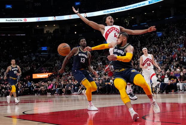 November 30, 2021, TORONTO, ON, CANADA: Memphis Grizzlies forward Dillon Brooks (24) battles against Toronto Raptors forward Scottie Barnes (4) for the loose ball as Grizzlies forward Jaren Jackson Jr. (13) keeps close during second half NBA, Basketball Herren, USA basketball action in Toronto on Tuesday, November 30, 2021. Canada News - November 30, 2021  - ZUMAc35_ 20211130_zaf_c35_105 Copyright: xNathanxDenettex