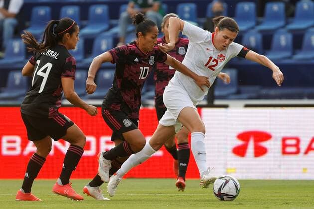 Mexican Stephany Mayor (C) vies for the ball with Christine Sinclair (R) of Canada, during a friendly preparation match between Mexico and Canada, played at the Ciudad de los Deportes Stadium, in Mexico City, Mexico, 30 November 2021. Mexico - Canada !ACHTUNG: NUR REDAKTIONELLE NUTZUNG!  Copyright: xJosexMendezx AME1794 20211130-45e93ada62a324e859192ad72af0e660640b2916