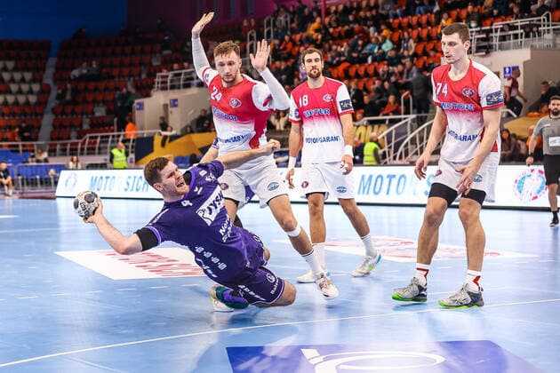 Handball I Men I Season 2021 2022 I Matchday 9 I EHF Champions League I HC Motor Zaporoshye SG Flensburg Handewitt I 01 12 2021 Johannes Golla SG Flensburg Handewitt 4 puts himself through at the circle Zaporizhzhya Ukraine Copyright: xLobecax xIngridxAnderson-Jensenx