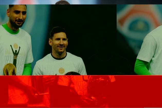 Bilder des Jahres 2021, Sport 12 Dezember Sport Themen der Woche KW48 Sport Bilder des Tages (211202) -- PARIS, Dec. 2, 2021 -- Lionel Messi (R) and Gianluigi Donnarumma of Paris Saint Germain display their trophies of 2021 Ballon d or before a French Ligue 1 football match between Paris Saint Germain (PSG) and Nice in Paris, France, Dec. 1, 2021. (Photo by Jach Chan Xinhua) (SP)FRANCE-PARIS-FOOTBALL-LEAGUE 1-PSG VS NICE JiexKe¡¤chen 