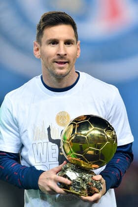 Lionel Messi et son ballon d or sur le terrain du Parc des Princes. Lionel Messi - PSG vs OGC Nice in Parc des Princes, Paris, France, on December 1, 2021. 1 12 2021-Paris, FRANCE. 275083 2021-12-01 PARIS France Messi, Lionel  Copyright: xL.Urmanx xStarfacex 0143468372st
