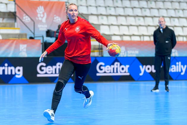 Handball, Womens World Cup, Germany, Preliminary Round, Group E, Training Silje Brons Petersen Germany TuS Metzingen Lliria Poliesportiu Pla de L Arc Spain