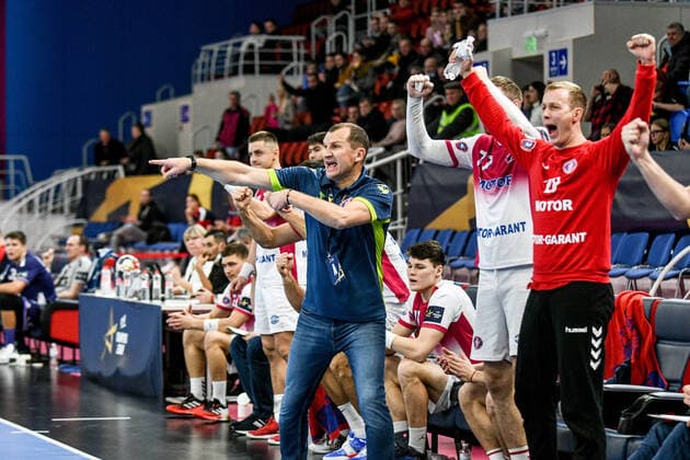 ZAPORIZHZHIA, UKRAINE - DECEMBER 1, 2021 - Head coach of HC Motor Zaporizhzhia Gintaras Savukynas (L) is seen on the sideline during the 2021 2022 EHF Champions League Matchday 9 Group B game against SG Flensburg-Handewitt at the Yunist Palace of Sports, Zaporizhzhia, southeastern Ukraine. HC Motor 31-22 SG Flensburg-Handewitt  Copyright: xDmytroxSmolyenkox