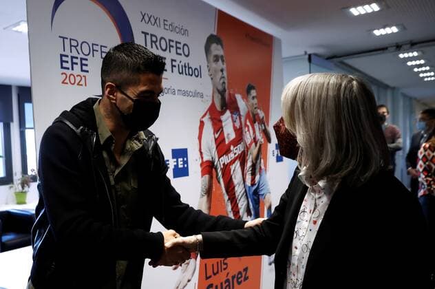 Uruguayan Atletico Madrid s striker Luis Suarez (L) greets Efe News Agency s president Gabriela Canas (L) before receiving the Efe Agency Trophy to the best Ibero-American player during an act held in Madrid, Spain on 02 December 2021. Efe Agency Trophy to the best Ibero-American player !ACHTUNG: NUR REDAKTIONELLE NUTZUNG!  Copyright: xChemaxMoyax GRAF7090 20211202-20f3347ef4b1db4be37050453e69f1e243ad41ec