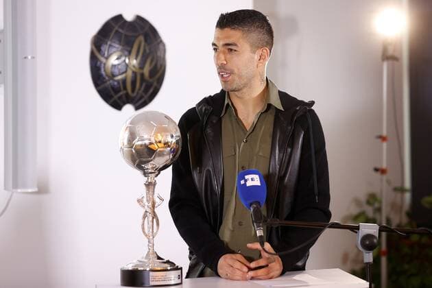 Uruguayan Atletico Madrid s striker Luis Suarez poses with the Efe Agency Trophy to the best Ibero-American player during an act held in Madrid, Spain on 02 December 2021. Efe Agency Trophy to the best Ibero-American player !ACHTUNG: NUR REDAKTIONELLE NUTZUNG!  Copyright: xChemaxMoyax GRAF7132 20211202-6d675e16a44cdc836d235f349c3e02260572aa09