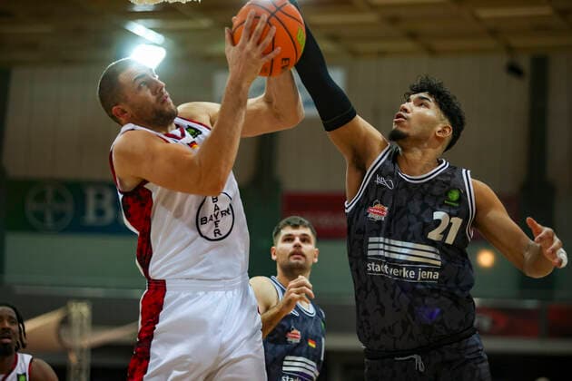 01 12 2021, Leverkusen, Germany, Ostermann Arena, Pro A Bayer Giants Leverkusen vs Medipolis SC Jena 01 12 2021 , Dennis Heinzmann Bayer Giants Leverkusen and Rafael Alberton Rodrigues Medipolis SC Jena in a duel Photo Sendlak EU Images Leverkusen Ostermann Arena Germany  eu-images-571