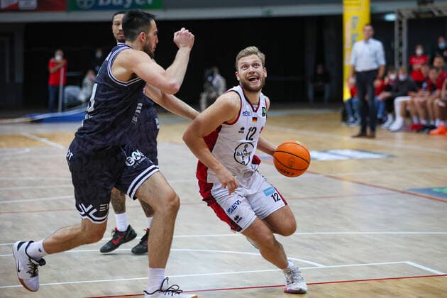 01 12 2021, Leverkusen, Germany, Ostermann Arena, Pro A Bayer Giants Leverkusen vs Medipolis SC Jena 01 12 2021 , Melvin Jostmann Bayer Giants Leverkusen in a duel Photo Sendlak EU Images Leverkusen Ostermann Arena Germany.  eu-images-571