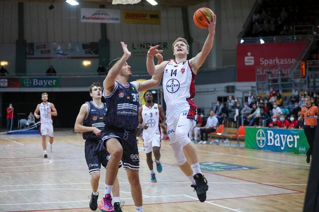 01 12 2021, Leverkusen, Germany, Ostermann Arena, Pro A Bayer Giants Leverkusen vs Medipolis SC Jena 01 12 2021 , Luis Elias Figge Bayer Giants Leverkusen and Stephan Haukohl Medipolis SC Jena in a duel Photo Sendlak EU Images Leverkusen Ostermann Arena Germany  eu-images-571