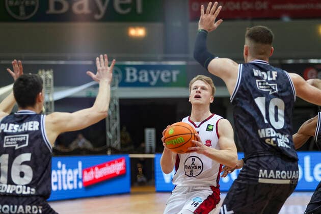 01 12 2021, Leverkusen, Germany, Ostermann Arena, Pro A Bayer Giants Leverkusen vs Medipolis SC Jena 01 12 2021 , Luis Elias Figge Bayer Giants Leverkusen on the attack Photo Sendlak EU Images Leverkusen Ostermann Arena Germany  eu-images-571