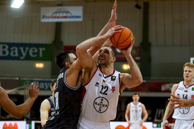 01 12 2021, Leverkusen, Germany, Ostermann Arena, Pro A Bayer Giants Leverkusen vs Medipolis SC Jena 01 12 2021 , Dennis Heinzmann Bayer Giants Leverkusen and Alexander James Herrera Medipolis SC Jena in a duel Photo Sendlak EU Images Leverkusen Ostermann Arena Germany  eu-images-571