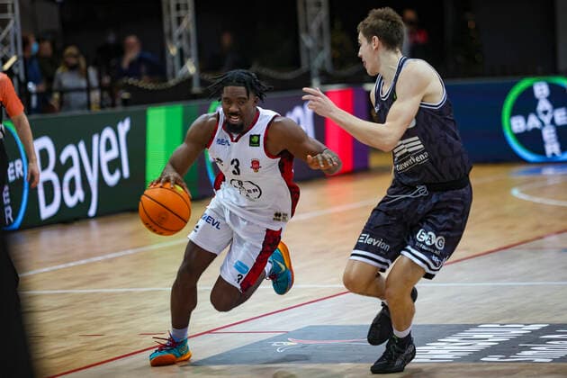 01 12 2021, Leverkusen, Germany, Ostermann Arena, Pro A Bayer Giants Leverkusen vs Medipolis SC Jena 01 12 2021 , Quentin Goodin Bayer Giants Leverkusen in duel Photo Sendlak EU Images Leverkusen Ostermann Arena Germany.  eu-images-571