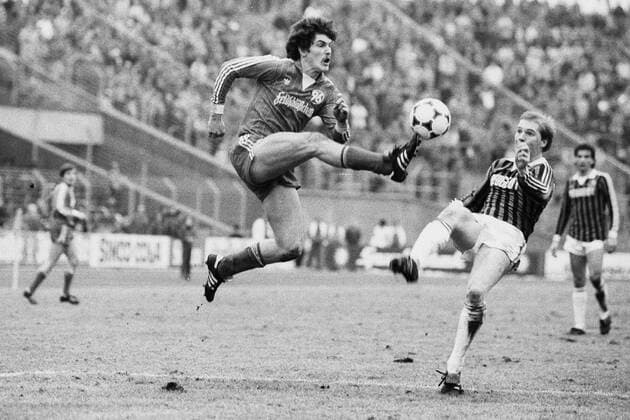 Aus 2.BL Saison 1984 1985 Hannover 96 (dunkle Hose) gegen den 1. FC SaarbrâˆöÂºcken 3:1 am 09.03.1985 im Niedersachsenstadion. Han96 Spieler ist Bastian Hellberg li. *** From 2 BL season 1984 1985 Hannover 96 dark pants against 1 FC SaarbrâˆöÂºcken 3 1 on 09 03 1985 at Niedersachsenstadion Han96 player is Bastian Hellberg li