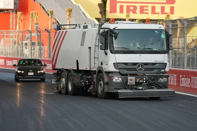 Formula 1 Saudi Arabia Grand Prix 02 12 2021, Jeddah Corniche Circuit, Jeddah, Formula 1 Saudi Arabia Grand Prix ,pictured The track is being cleaned with a special vehicle nordphotoxGmbHx xBratic nph00250