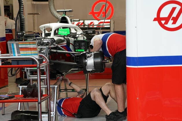 Formula 1 Saudi Arabia Grand Prix 02 12 2021, Jeddah Corniche Circuit, Jeddah, Formula 1 Saudi Arabia Grand Prix ,in the picture mechanics working on the car of Nikita Mazepin RUS , Haas F1 Team nordphotoxGmbHx xBratic nph00250