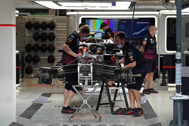 Formula 1 Saudi Arabia Grand Prix 02 12 2021, Jeddah Corniche Circuit, Jeddah, Formula 1 Saudi Arabia Grand Prix ,pictured mechanics working on the car of Sergio Perez MEX , Red Bull Racing Honda nordphotoxGmbHx xBratic nph00250