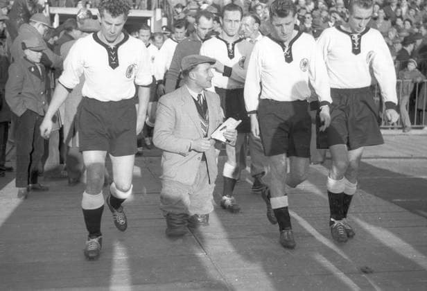 Länderspiel: Deutschland - Schweiz 1:3 am 21.11.1956 im Frankfurter Waldstadion. Kriegsversehrter Reporter interviewt die Deutschen Spieler während des Einmarschs ins Stadion. V.l: Hans Schäfer, Erich Juskowiak (hinten), Fritz Walter und Horst Eckel. Nur fuer journalistische Zwecke! Only for editorial use! *** International match Germany Switzerland 1 3 on 21 11 1956 in Frankfurt Waldstadion War-disabled reporter interviews the German players during the entry into the stadium V l Hans Schäfer, Erich Juskowiak behind , Fritz Walter and Horst Eckel Only for journalistic use Only for editorial use HM