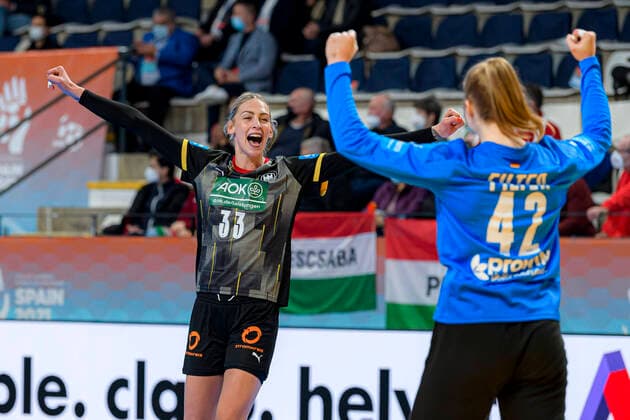Bilder des Jahres 2021, Sport 12 Dezember Sport Themen der Woche KW48 Handball, Frauen: WM, Deutschland - Tschechien, Vorrunde, Gruppe E, 1. Spieltag Luisa Schulze (Deutschland Bietigheim), Torhueterin Katharina Filter (Deutschland Buxtehuder SV) Jubel Freude Emotion Lliria Poliesportiu Pla de L Arc Spanien *** Handball, Womens World Cup, Germany Czech Republic, Preliminary Round, Group E, 1 Matchday Luisa Schulze Germany Bietigheim , Goalkeeper Katharina Filter Germany Buxtehuder SV Jubel Freude Emotion Lliria Poliesportiu Pla de L Arc Spain
