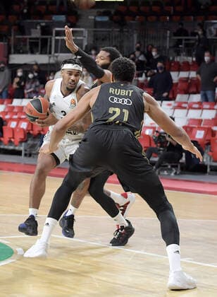 02 12 2021, xemx, Basketball EuroLeague, FC Bayern Muenchen LCLC ASVEL Vileurbanne emspor, v l Chris Jones LCLC ASVEL Vileurbanne , Corey Walden FC Bayern Basketball , Augustine Rubit FC Bayern Basketball Muenchen