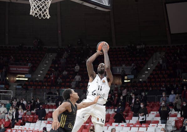 02 12 2021, xemx, Basketball EuroLeague, FC Bayern Muenchen LCLC ASVEL Vileurbanne emspor, v l Augustine Rubit FC Bayern Basketball , James Gist LCLC ASVEL Vileurbanne Muenchen