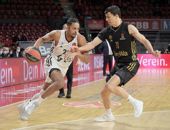 02 12 2021, xemx, Basketball EuroLeague, FC Bayern Muenchen LCLC ASVEL Vileurbanne emspor, v l William Howard LCLC ASVEL Vileurbanne , Vladimir Lucic FC Bayern Basketball Muenchen