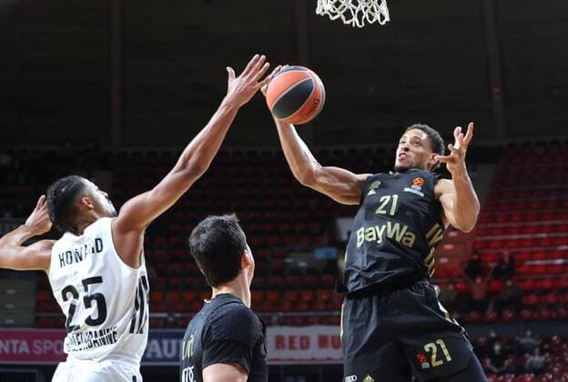 Villeurbannes 25 HOWARD vs Bayerns 21 Augustine RUBIT Basketball, FC Bayern Villeurbanne, on 2 12 2021, Basketball Euroleague, FC Bayern Basketball LDLC ASVEL Villeurbanne, 2021 2022 season in Munich, A U D I D O M E, Germany Source Copyright Credit Oryk HAIST x1DX35849.JPGx