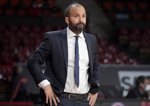 02 12 2021, xemx, Basketball EuroLeague, FC Bayern Muenchen LCLC ASVEL Vileurbanne emspor, v l head coach TJ Parker LCLC ASVEL Vileurbanne pensive, gruebeln Muenchen.