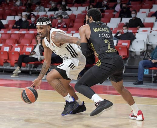 02 12 2021, xemx, Basketball EuroLeague, FC Bayern Muenchen LCLC ASVEL Vileurbanne emspor, v l Chris Jones LCLC ASVEL Vileurbanne , Corey Walden FC Bayern Basketball Muenchen