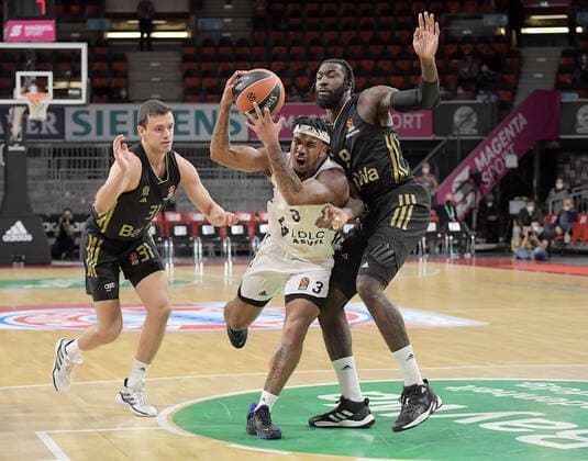 02 12 2021, xemx, Basketball EuroLeague, FC Bayern Muenchen LCLC ASVEL Vileurbanne emspor, v l Zan Mark Sisko FC Bayern Basketball , Chris Jones LCLC ASVEL Vileurbanne , Othello Hunter FC Bayern Basketball Muenchen