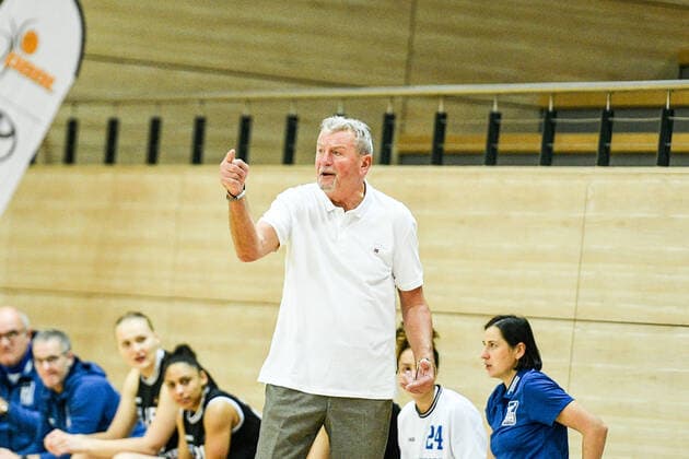 Halle, Germany 02 December 2021 1 BBL Womens 2021 2022 Gisa Lions SV Halle vs BC Pharmaserv Marburg coach Christoph Wysocki Marburg gestures on the pitch SWH arena Sachsen Anhalt Copyright: xFotostandx xxBallaschx