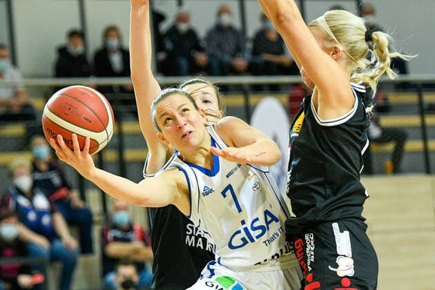 Halle, Germany 02 December 2021 1 BBL Women 2021 2022 Gisa Lions SV Halle vs BC Pharmaserv Marburg v li in duel Laura Schinkel Halle and Marie Bertholdt Marburg SWH arena Saxony Anhalt Copyright: xFotostandx xxBallaschx