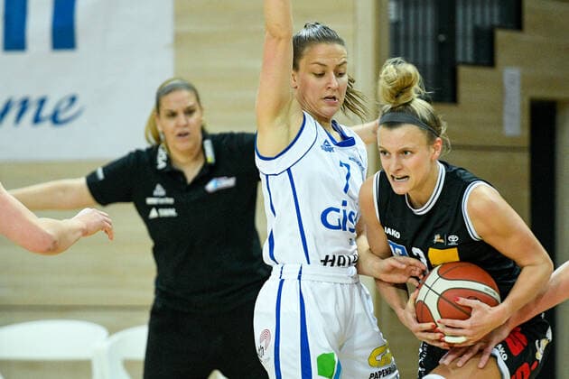 Halle, Germany 02 December 2021 1 BBL Women 2021 2022 Gisa Lions SV Halle vs BC Pharmaserv Marburg v li in duel Laura Schinkel Halle and Alexandra Wilke Marburg SWH arena Saxony Anhalt Copyright: xFotostandx xxBallaschx